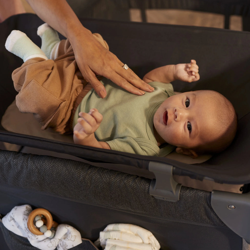Full with Monbebe Point Rocking Bassinet, Size Castle Yard Play