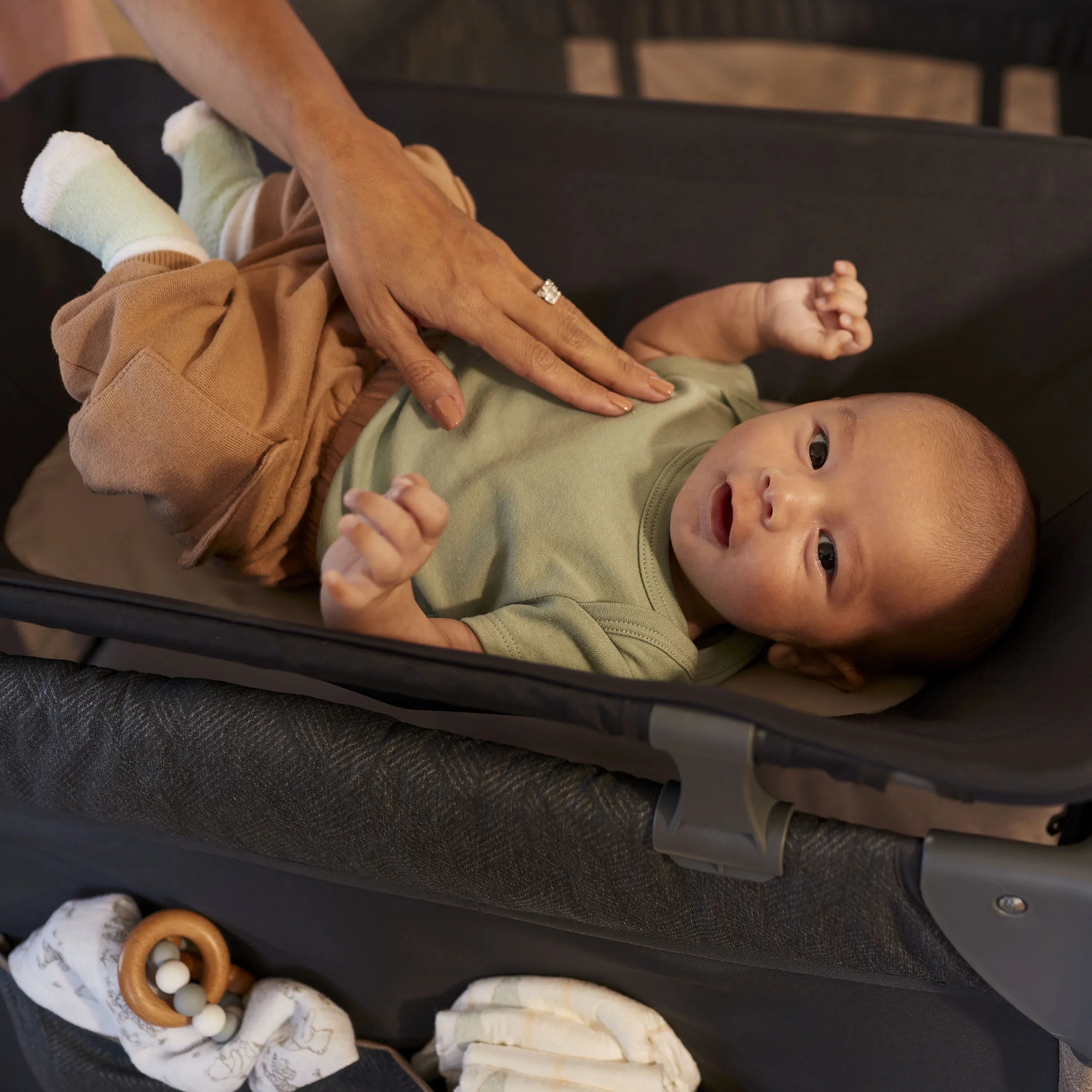 Full with Monbebe Point Rocking Bassinet, Size Castle Yard Play