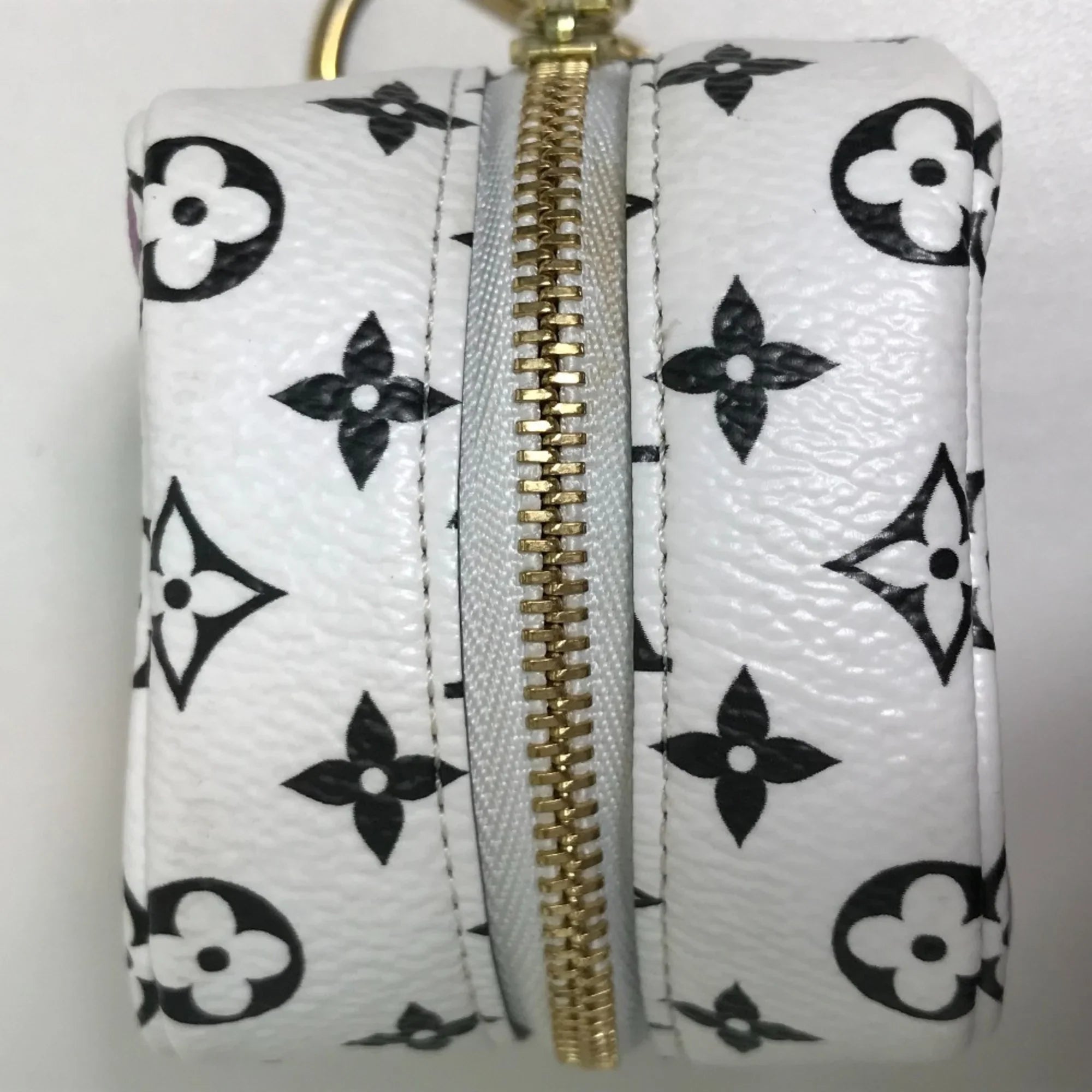 Pouch Accessory (Good) Giant Cube VUITTON Women's Monogram Pre-Owned LOUIS White/Multicolor Portomone M67669 Canvas